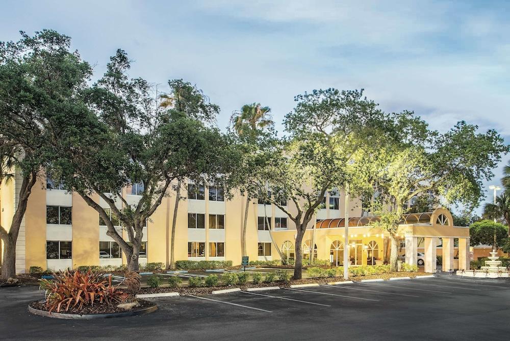 La Quinta By Wyndham Fort Lauderdale Tamarac Hotel Exterior photo